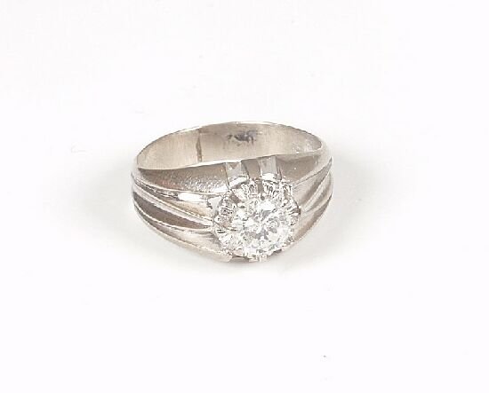 Single stone brilliant cut diamond ring