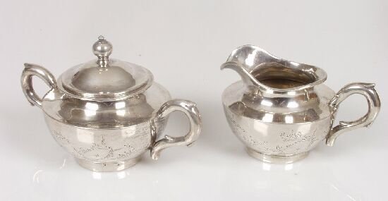 A Chinese milk jug and sugar bowl with