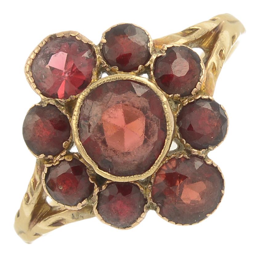 A garnet dress ring.Ring size K. 1.8gms. (1 of 3)