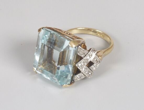 18ct gold square aquamarine dress ring