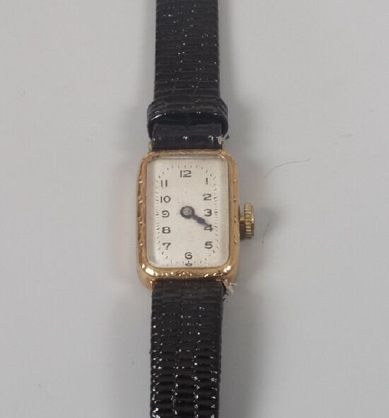 9ct gold lady's watch c.1925 with recta