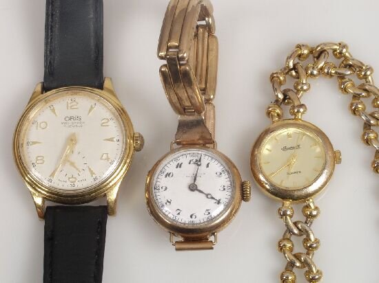 9ct gold lady's manual wristwatch, with