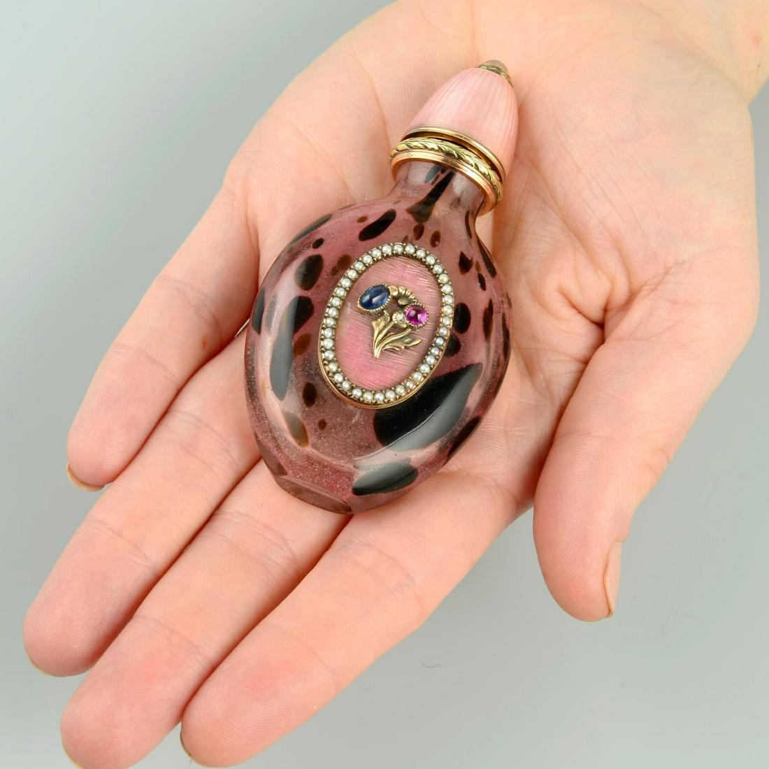 An early 20th century glass scent bottle, with (1 of 4)