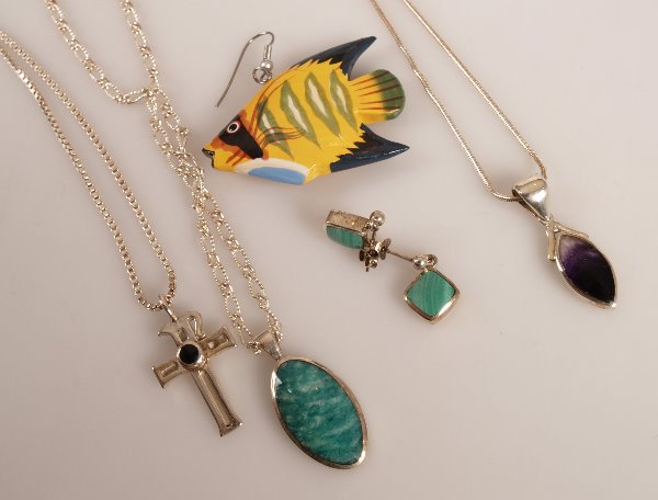 A quantity of silver stone set jewellery, to inclu: A quantity of silver stone set jewellery, to include pendants, earrings and fish design wood earrings.