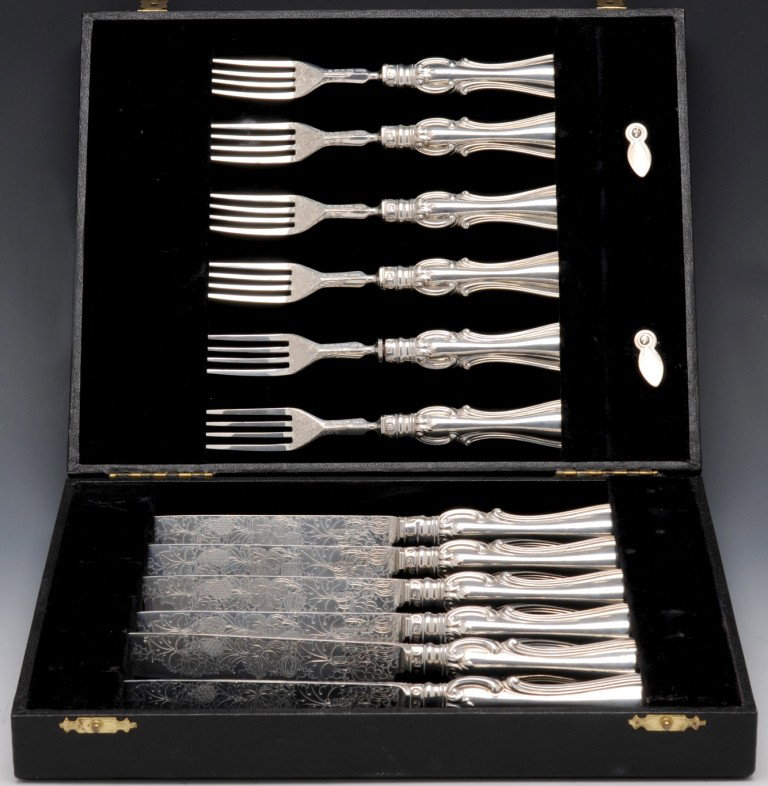 William IV cased set of silver fish eaters.: William IV cased set of silver fish eaters for six place settings, with engraved fruiting vine decoration to the knife blades and below the fork prongs, each with foliate scrolled handle. Hallmarked W