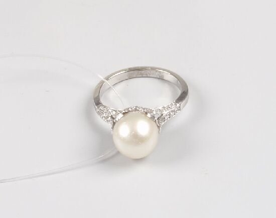 Single stone cultured pearl dress ring