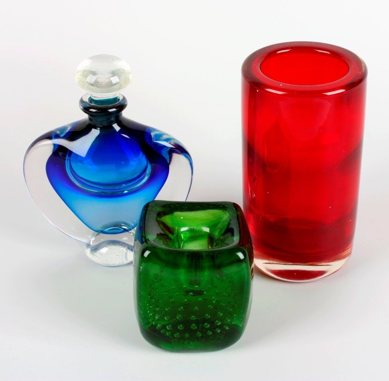 A box containing nine pieces of mixed glassware.: A box containing nine pieces of mixed glassware to include a Holmegaard ashtray, Sevres ashtray, etc