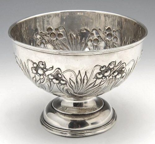 Edwardian silver footed bowl.: Edwardian silver footed bowl of circular form, the main body embossed with a continuous band of Art Nouveau flowers and tendrils, and raised above a spreading circular foot with moulded rim. Hallmarke