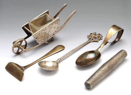 Train cariage key, pusher & spoon, novelty salt an: A Victorian silver mounted train carriage key with engine turned decoration and oval vacant cartouche, hallmarked Thomas Johnson I London 1863. Together with a silver plated open salt modelled as a wh