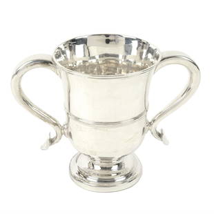 George III silver twin-handled loving cup.: A George III silver twin-handled loving cup, of plain design with girdle detail, and heart terminals to scroll handles. Hallmarked Smith, Tate & Co (George Smith, Robert Tate, William Nicholson & Ewin