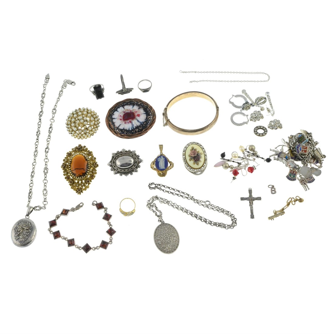 Selection of jewellery: A selection of jewellery. To include brooches, charm bracelets and further items. Some with marks and hallmarks for silver. Total weight 330gms. Condition Report: Due to the amount of items in this lo