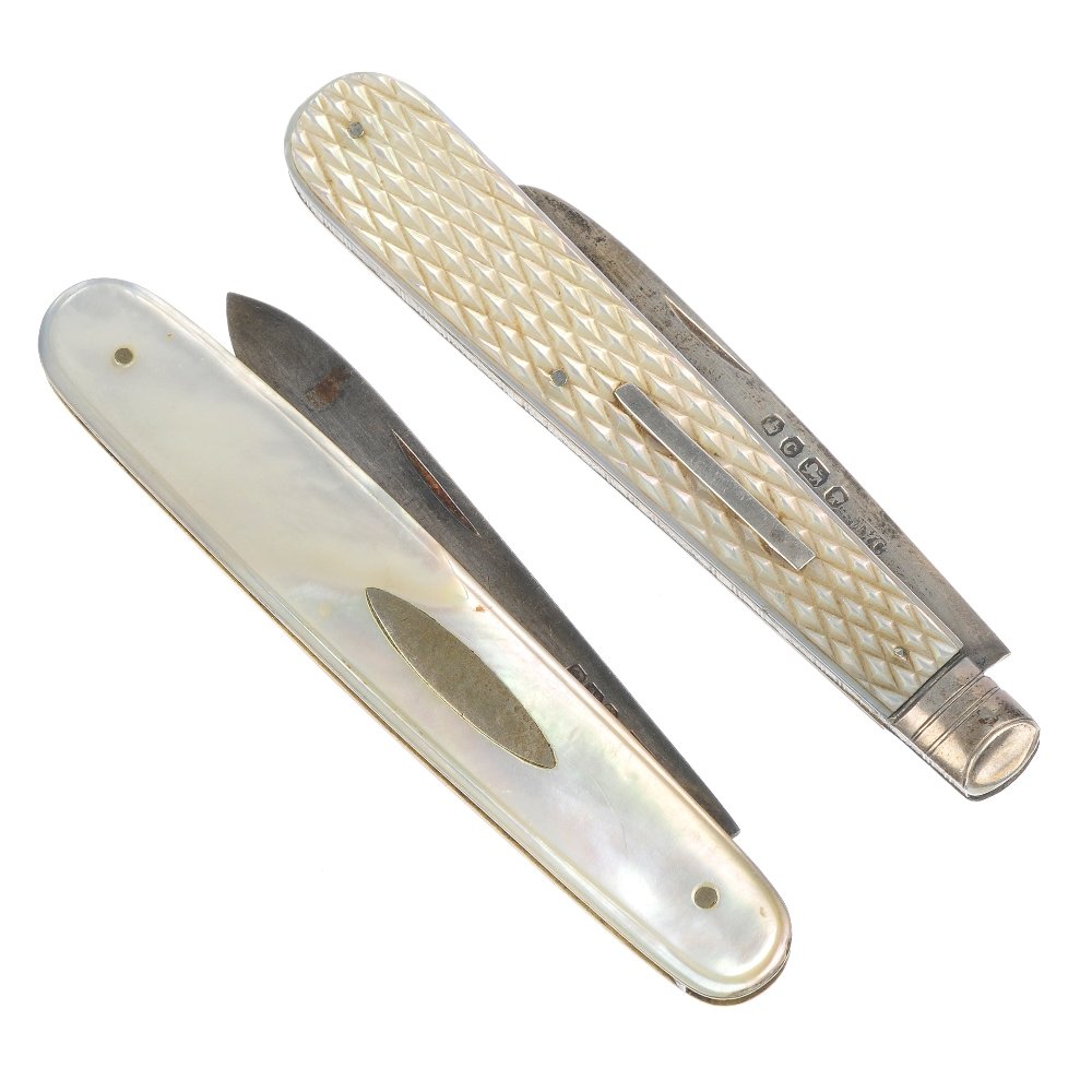 A selection of novelties.: A selection of novelties, to include a silver engine turned compact with personal engraving enclosed, two silver thimbles, two silver mother-of-pearl handled folding knives, a cigar cutter and a 9ct m