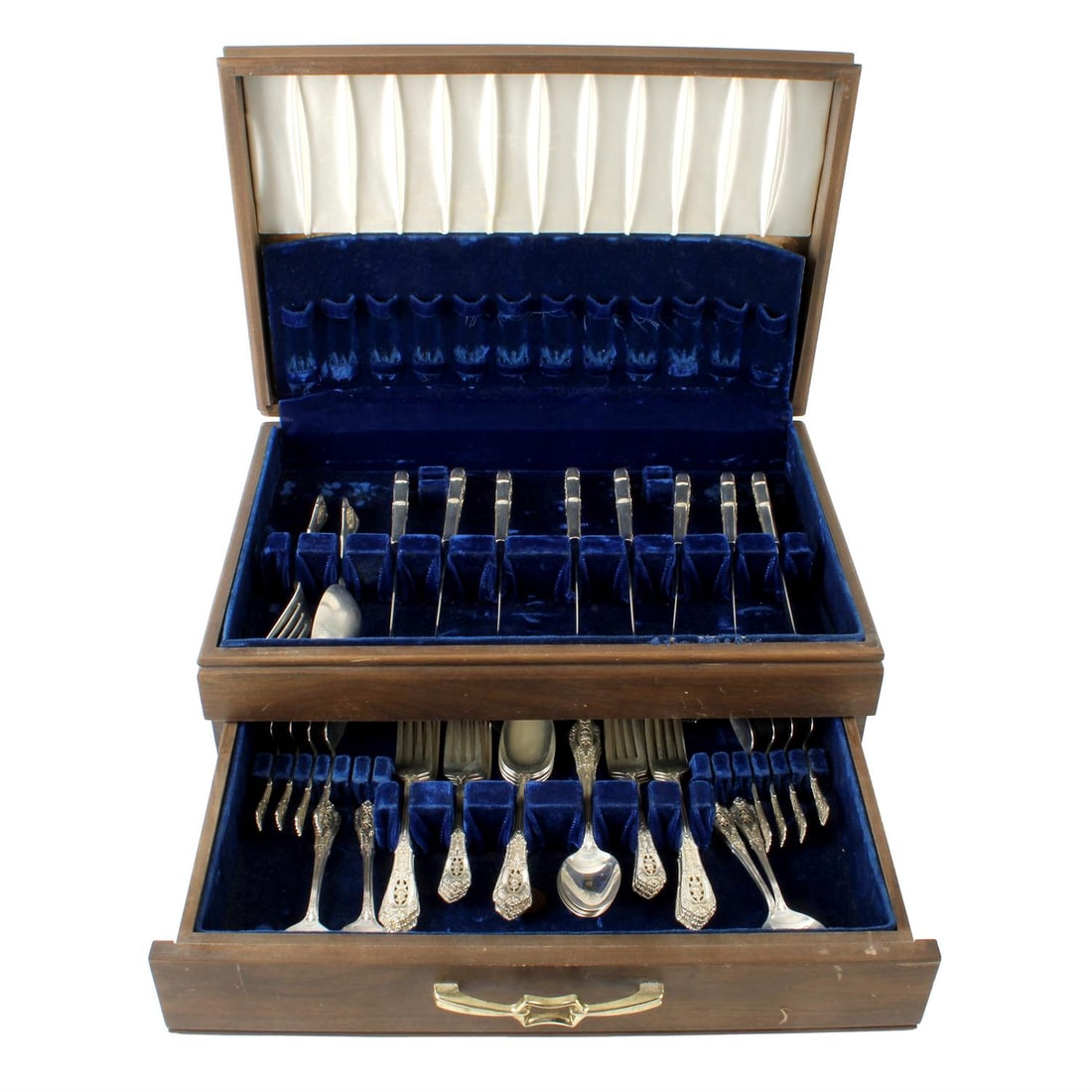 American sterling silver part canteen by Wallace Silversmiths.: An American sterling silver part canteen by Wallace Silversmiths, in Rose Point pattern, for eight place settings comprising table knives and forks, dessert spoons, pastry/dessert forks, bouillon spoo
