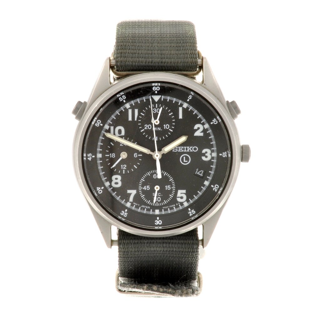 A stainless steel quartz chronograph gentleman's Se: A stainless steel quartz chronograph gentleman's Seiko wrist watch, the black dial with hourly applied luminous Arabic numerals, date aperture set to four o'clock, subsidiary recorder dials to six, ni