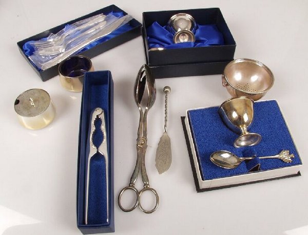 A selection of modern silver plated ite: A selection of modern silver plated items to include two egg cup and spoon sets in fitted boxes, a mustard pot and open salt with blue glass liners, a pair of nut crackers and other sundry items.