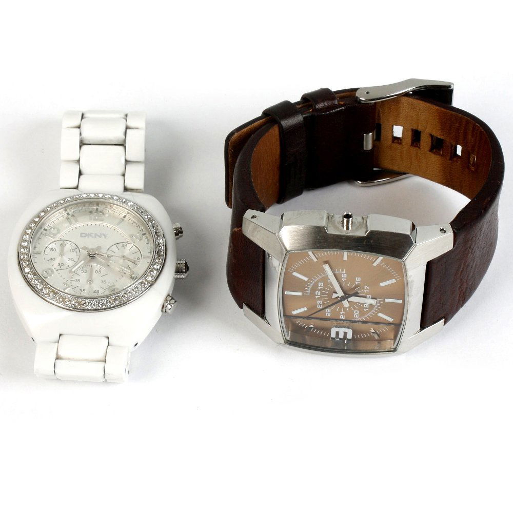 A bag of watches.: A bag of various watches, to include DKNY etc, recommended for repair purposes only. Approximately 100.