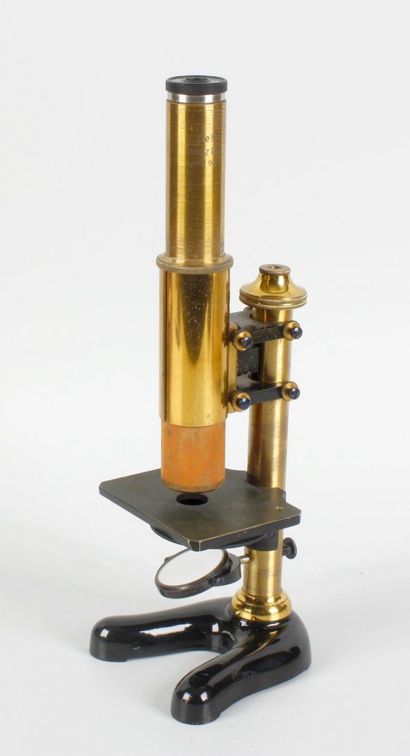 An E Leitz brass and black painted monocular microscope: An E Leitz brass and black painted monocular microscope, engraved E Leitz, Wetzlar and numbered 88905, in fitted wooden carry case