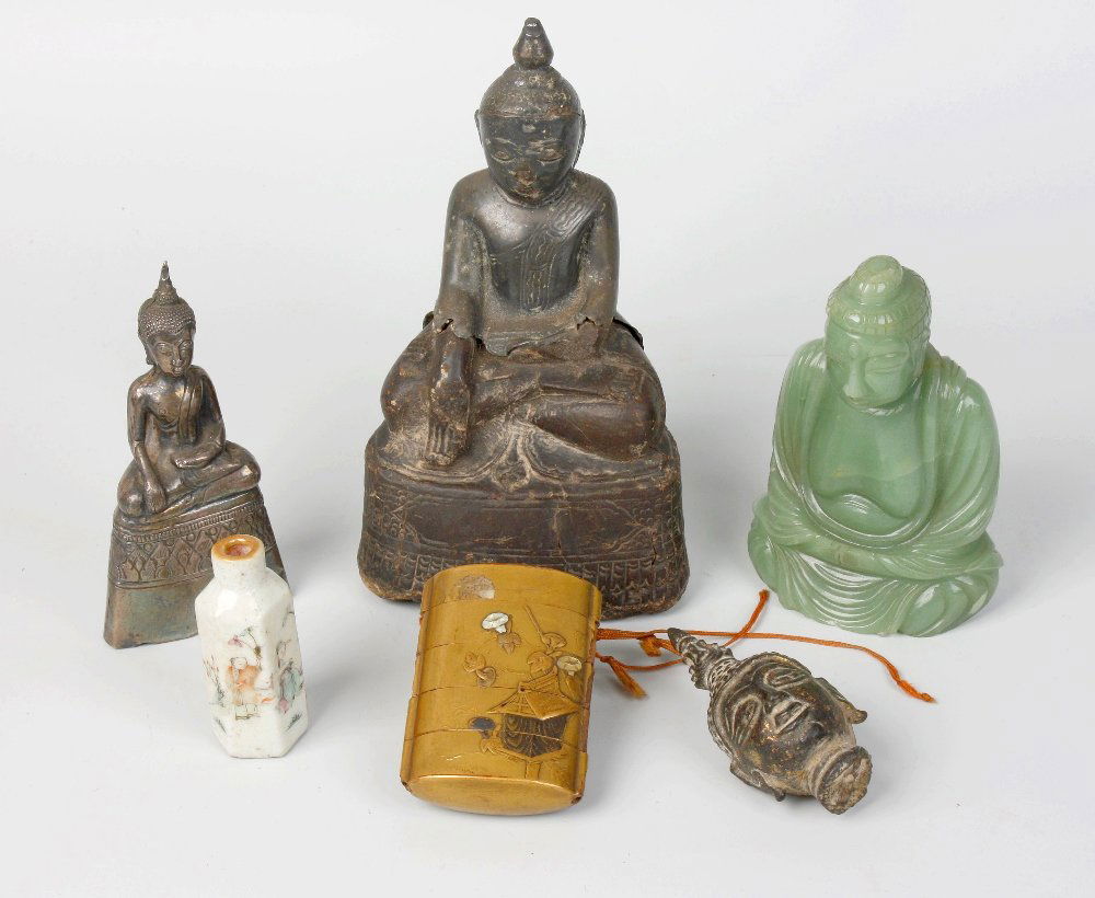 A box contianing a 19th century inro, a selection of sn: A box containing a 19th century gilt lacquer five section inro with inlaid mother of pearl decoration (af), a carved bone memento, the turned handle inset with a stanhope 'A Souvenir from Edinburgh',