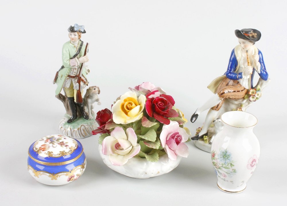 A boxed lot containing assorted ceramics