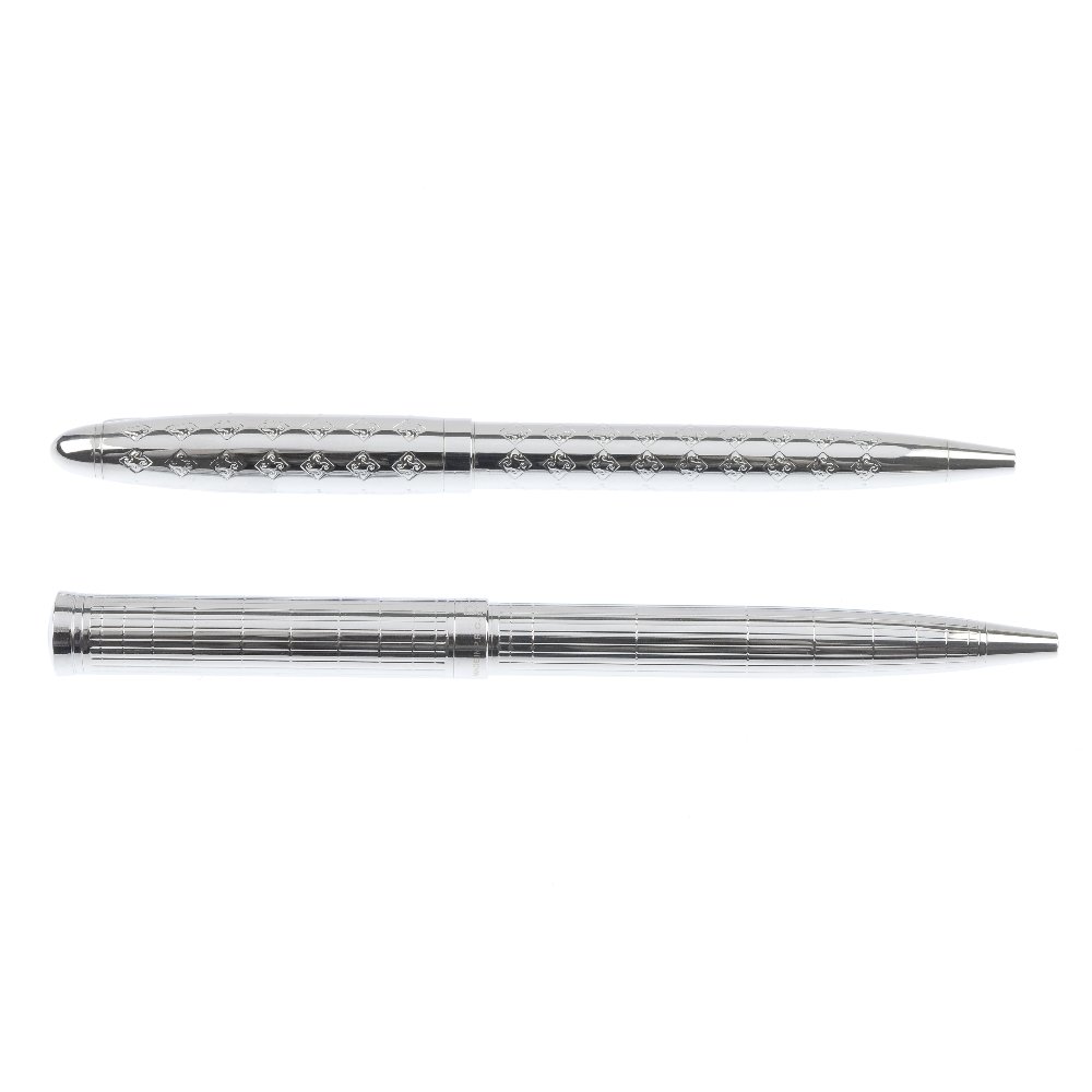 A selection of mainly designer items.: A selection of mainly designer items, to include two Pierre Cardin pens, a bag chain and pair of cufflinks, a pair of Mont Blanc cufflinks, a further three pairs of associated cufflinks, two associate