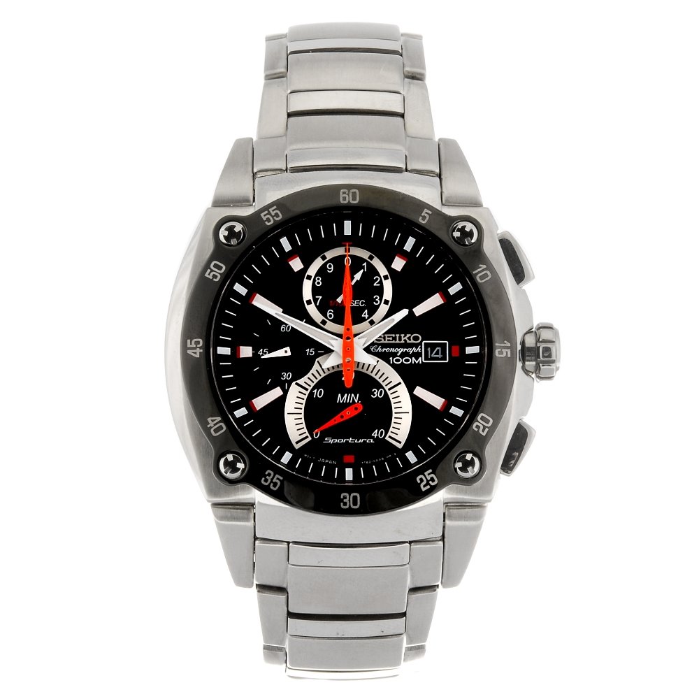 A stainless steel quartz gentleman's Seiko bracelet wat: A stainless steel quartz chronograph gentleman's Seiko bracelet watch, the black dial with applied hour markers, date aperture set to three o'clock, subsidiary recorder dials set to six, nine and twel