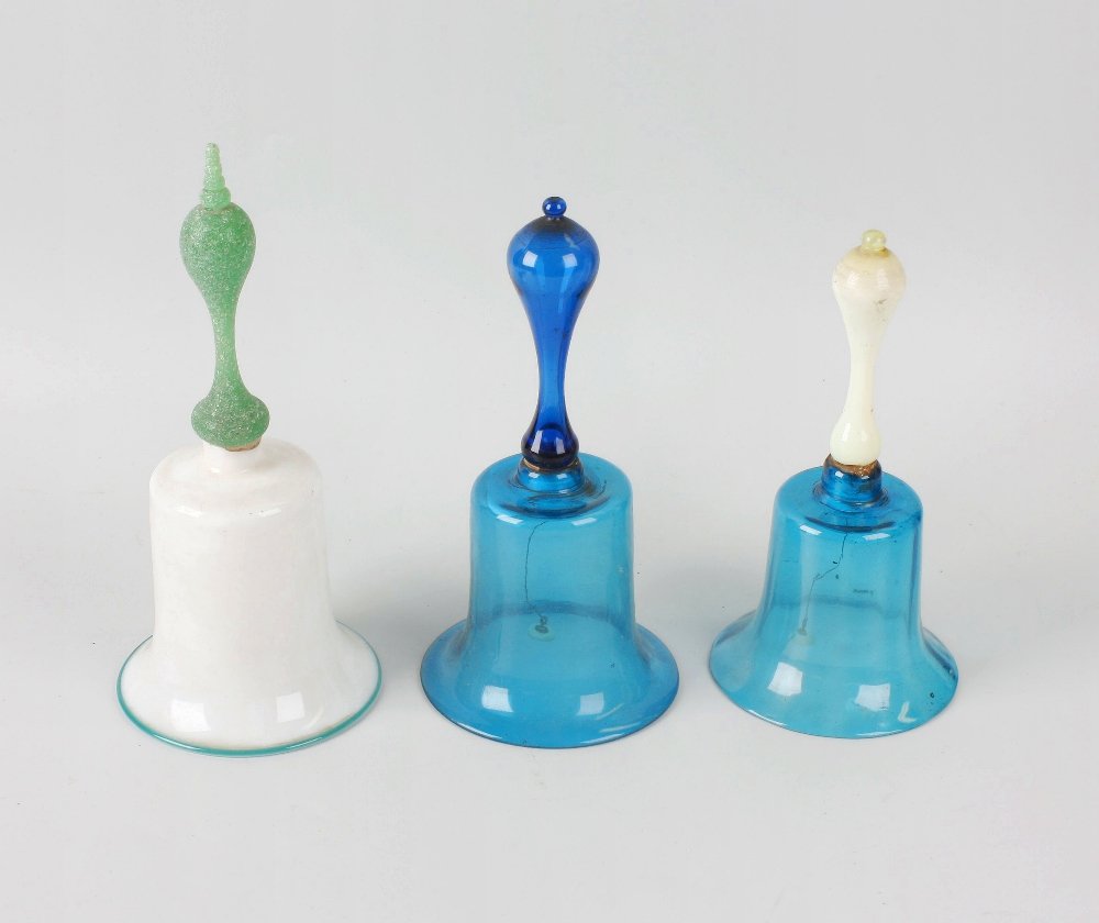 A box containing assorted coloured glassware: A box containing assorted coloured glassware, to include a crimpled 'vaseline' glass basket, a 'Mary Gregory' style green glass decanter jug, a Webb-style pink glass vase, three various bells, two blu