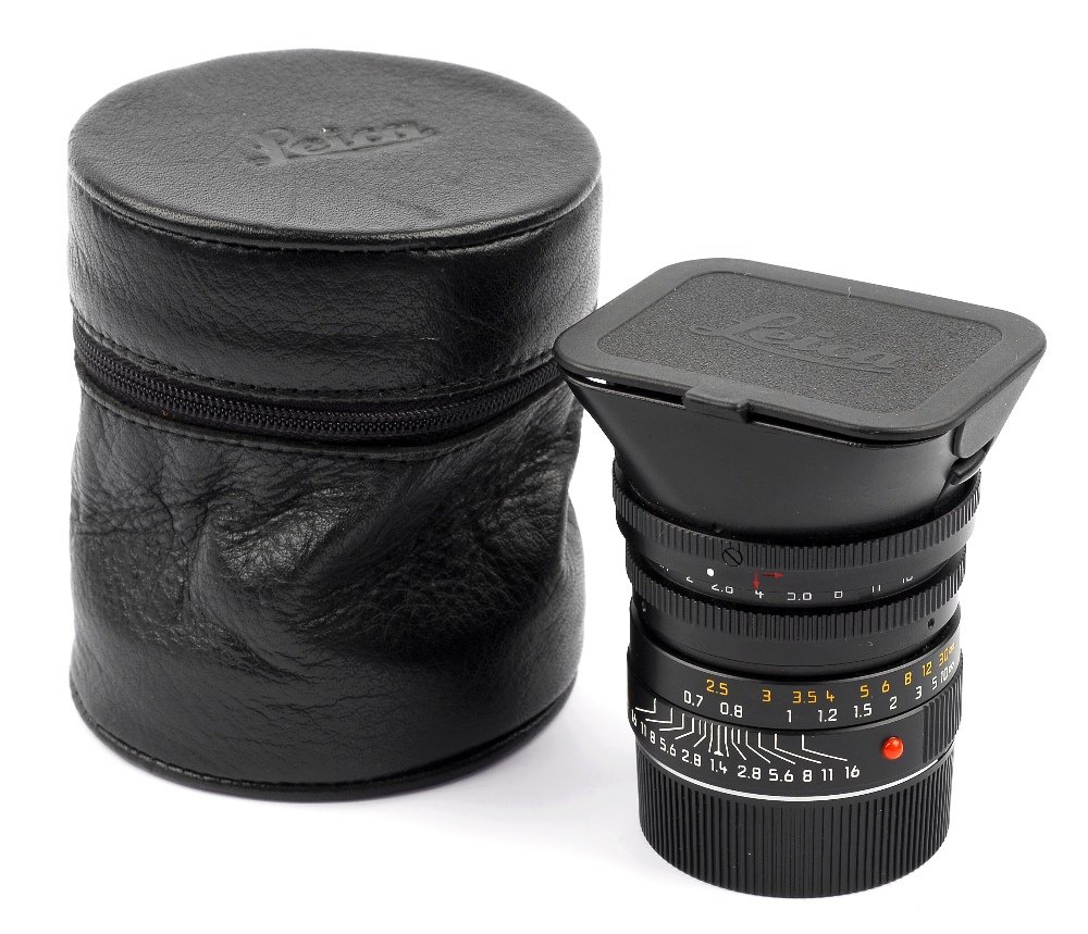 A Leica 12589 A49 Summilux-M 1:1 4/35 ASPH E 46 4039823: A Leica 12589 A49 Summilux-M 1:1 4/35 ASPH E 46 4039823 camera lens, with removable covers, in fitted Leica case.
