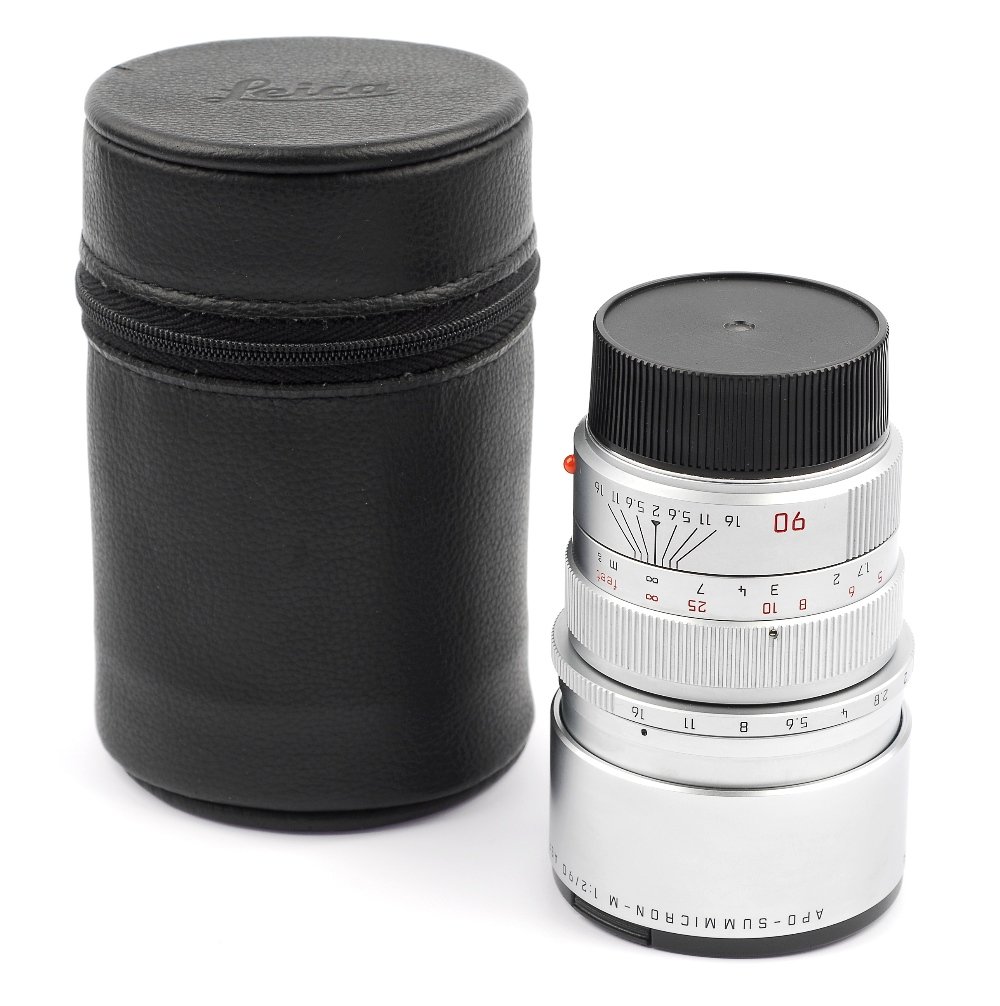 A Leica 118PS APO Summicron M 1:2/90 ASPH E55 3950051 c: A Leica 118PS APO Summicron M 1:2/90 ASPH E55 3950051 camera lens with removable covers, in fitted Leica case.