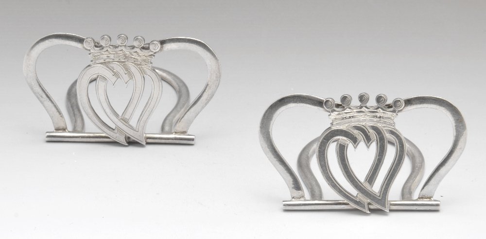 A late Victorian pair of Scottish silver menu holders.: A late Victorian pair of Scottish silver menu holders, the wire frame with crowned interlocking hearts. Hallmarked Wilson & Sharp (Robert Wilson & Andrew Sharp), Edinburgh 1900. Maximum length measuri