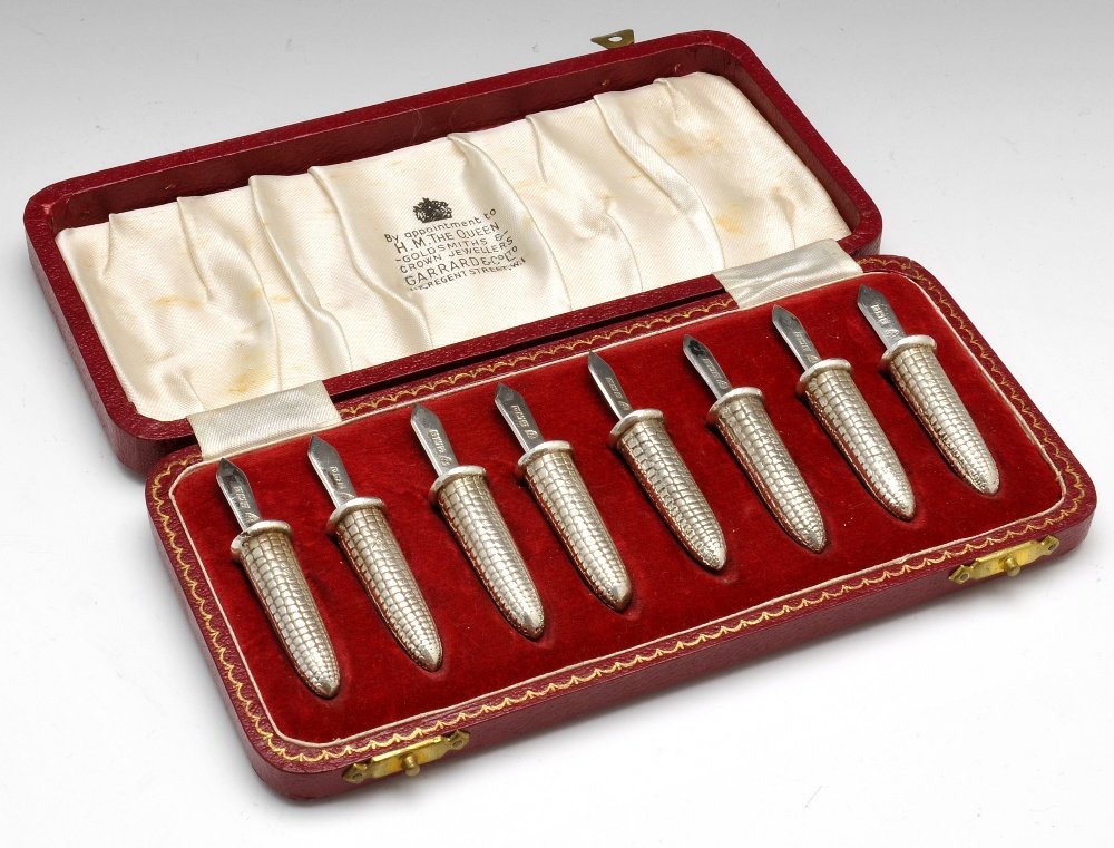A cased set of corn cob holders.: A cased set of eight silver mounted corn cob holders, each with plain spear shape skewer and naturalistic corn moulding to handle. Hallmarked J B Chatterley & Sons Ltd., Birmingham 1963. Length measur