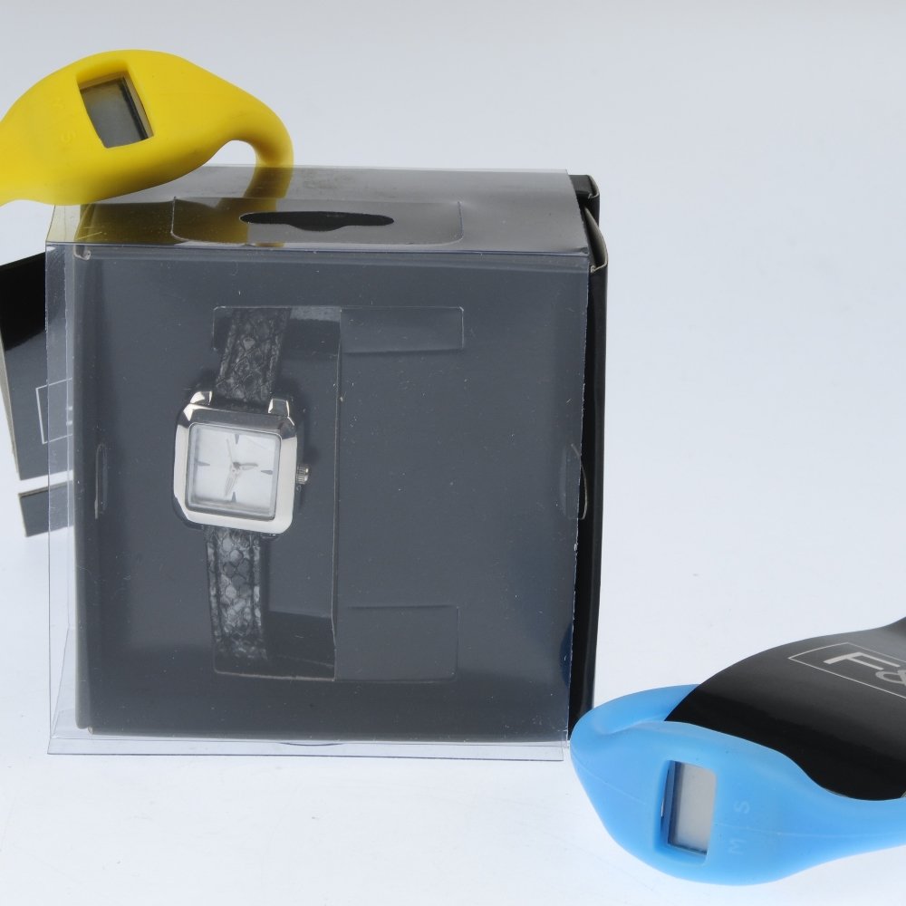 A large mixed group of watches.: A large mixed group of watches to include pieces by F&F and ones based upon various children's cartoon characters. In original packaging. Approximately 300.