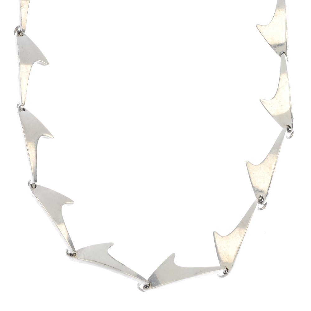 BENT KNUDSEN - a set of Danish jewellery.: BENT KNUDSEN - a set of Danish jewellery, the necklace designed as a series of curved arrow-shape links to the hook clasp, with matching bracelet and earrings. Stamped Sterling. Length of necklace 40c