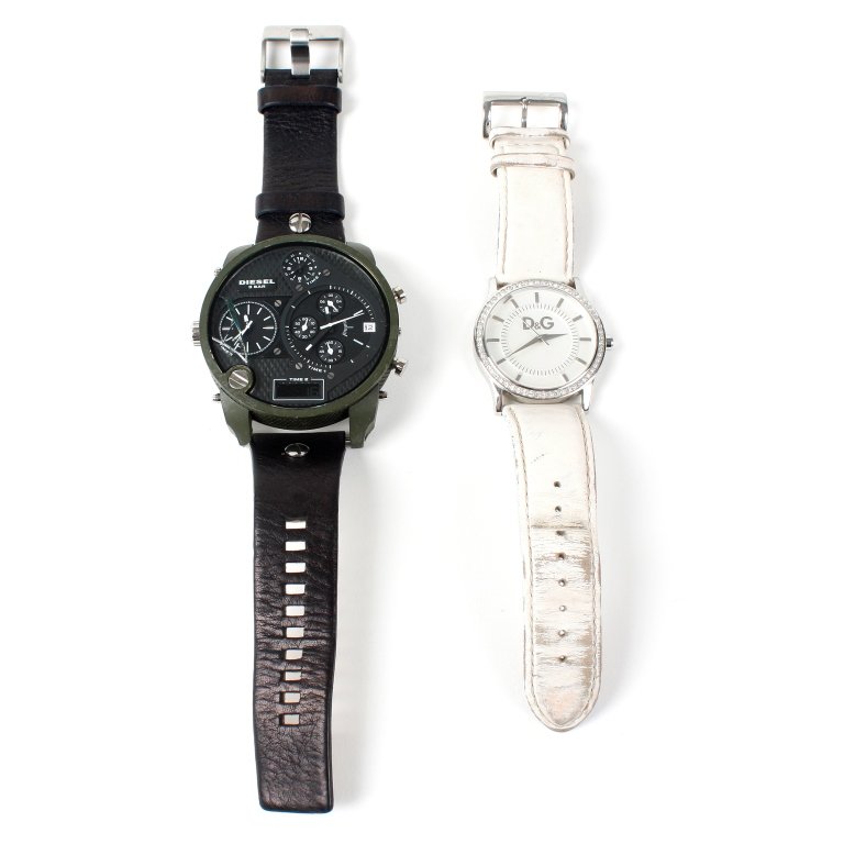 A bag of various wrist watches. Approximately 100.: A bag of various wrist watches, to include examples by Emporio Armani and DKNY, all recommended for spares and repair purposes only. Approximately 100.