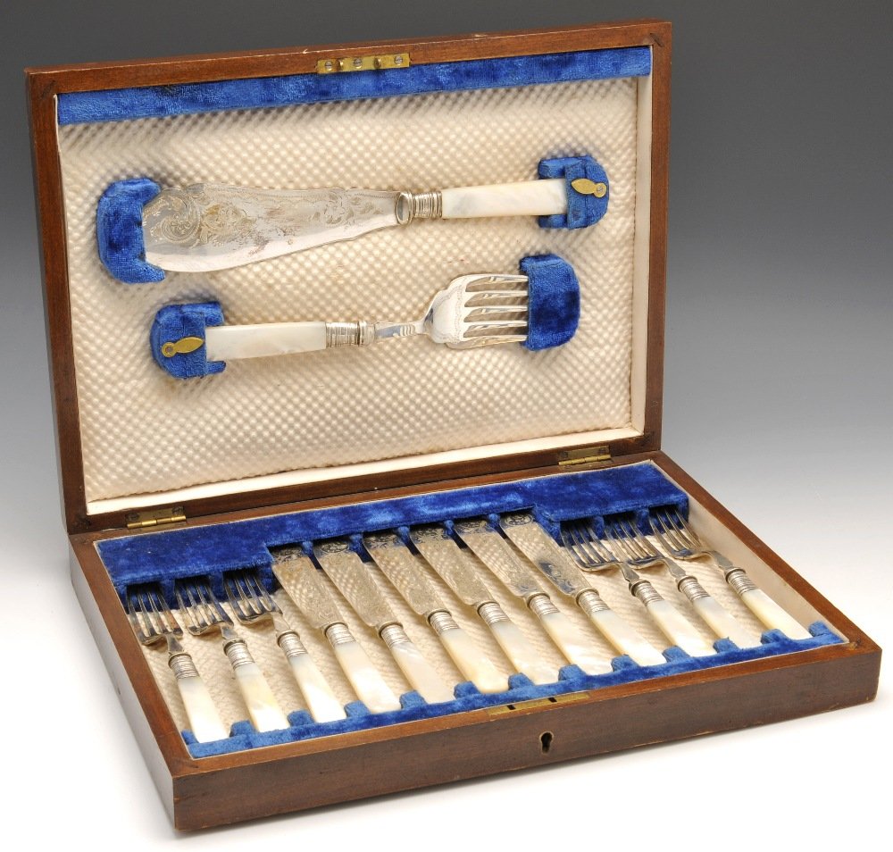 An Edwardian cased set of silver plated fish eaters.: An Edwardian cased set of silver plated fish eaters for six place settings with mother of pearl handles, silver ferrules and matching servers. Ferrules hallmarked Yates Brothers, Sheffield 1905.