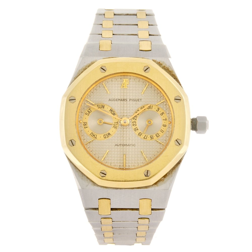 (123181-1-1A) AUDEMARS PIGUET - a gentleman's Royal Oak: (123181-1-1A) AUDEMARS PIGUET - a gentleman's Royal Oak bracelet watch. Numbered 432. Signed automatic calibre 21C. Silvered dial with gilt baton hour markers, subsidiary day and date dials to six and