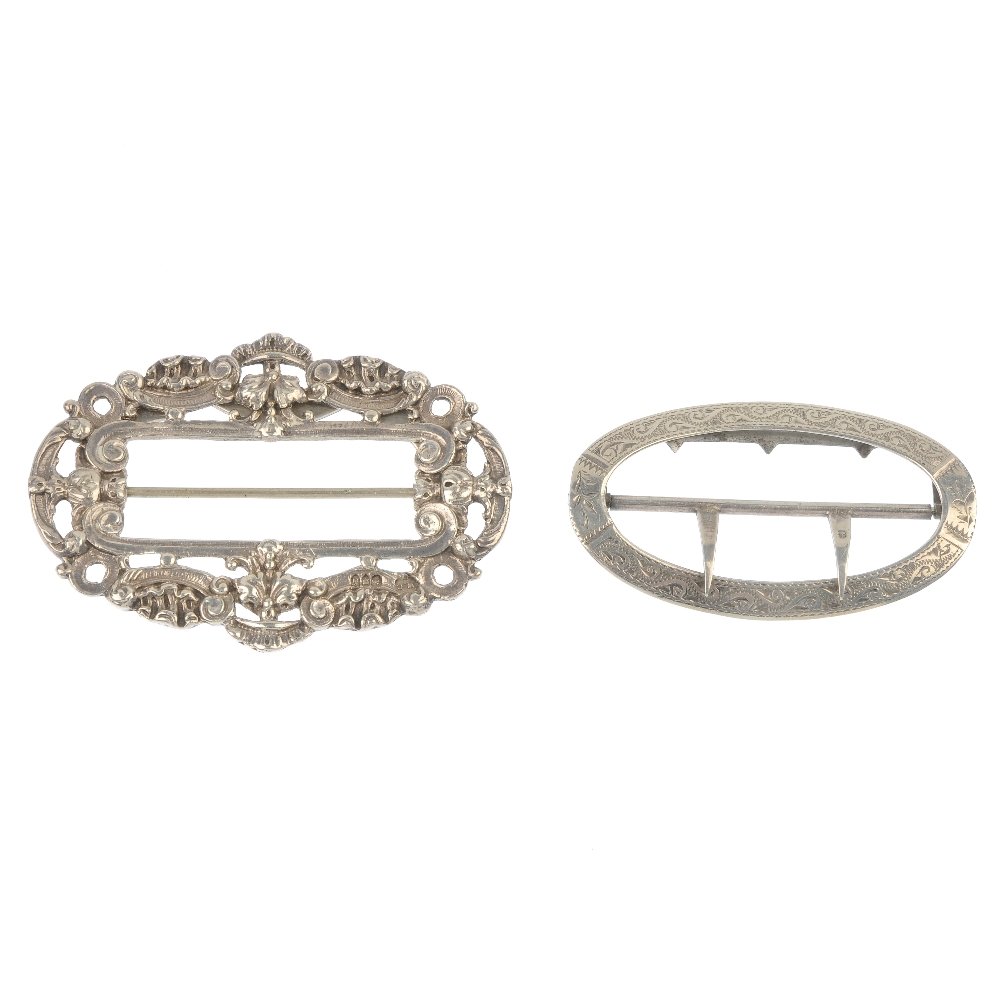 Four items of silver jewellery and accessories.: Four items of silver jewellery and accessories, to include an Edwardian oval buckle, a scrolling late Victorian buckle and folding fruit knife with mother-of-pearl handle in diaperwork decoration, tog