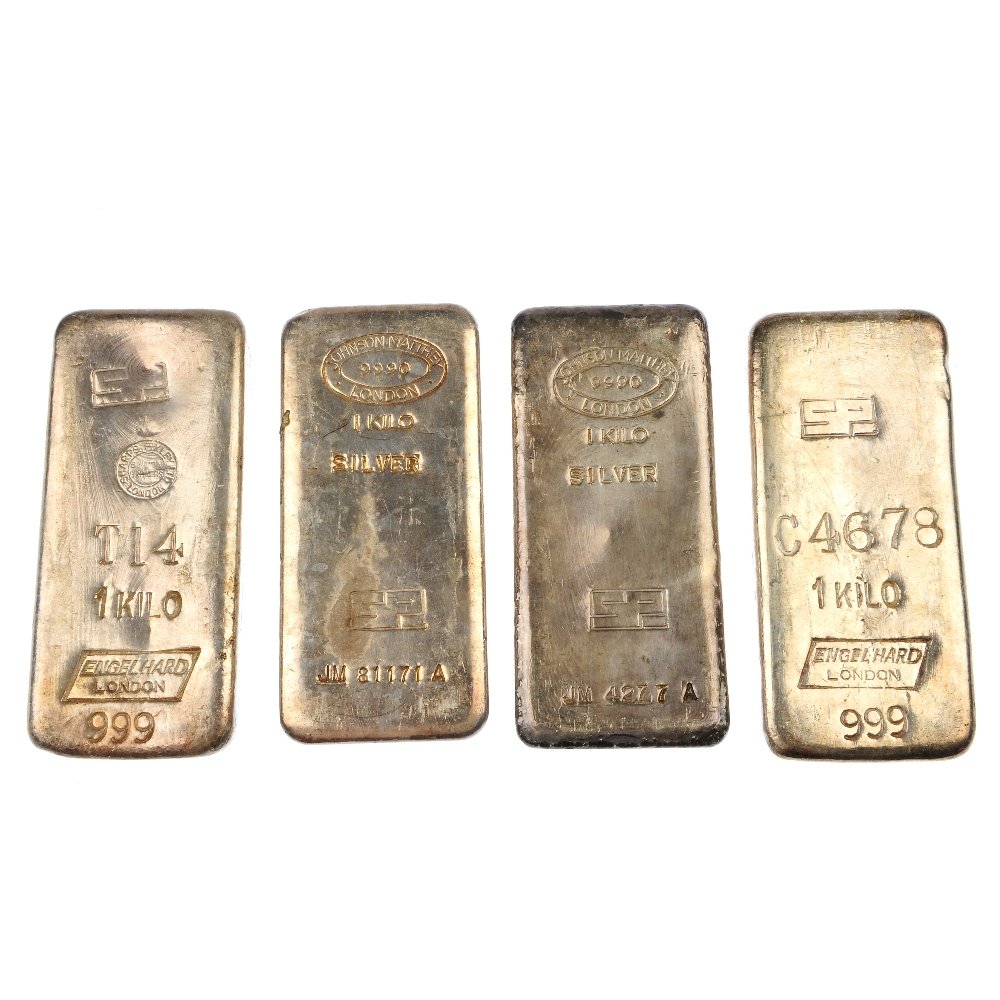 Johnson Matthey and Engelhard, 1 Kilo silver bars (4).: Johnson Matthey and Engelhard, 1 Kilo silver bars (4), together with a small quantity of assorted silver bullion scrap. Gross approximate weight 4800 grams.
