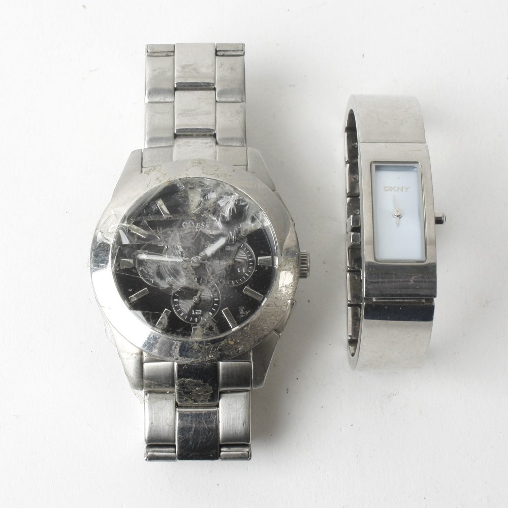 A bag of various wrist watches. Approximately 200.: A bag of various wrist watches, to include examples by DKNY, Fossil and Guess. All recommended for spares and repair purposes only. Approximately 200.