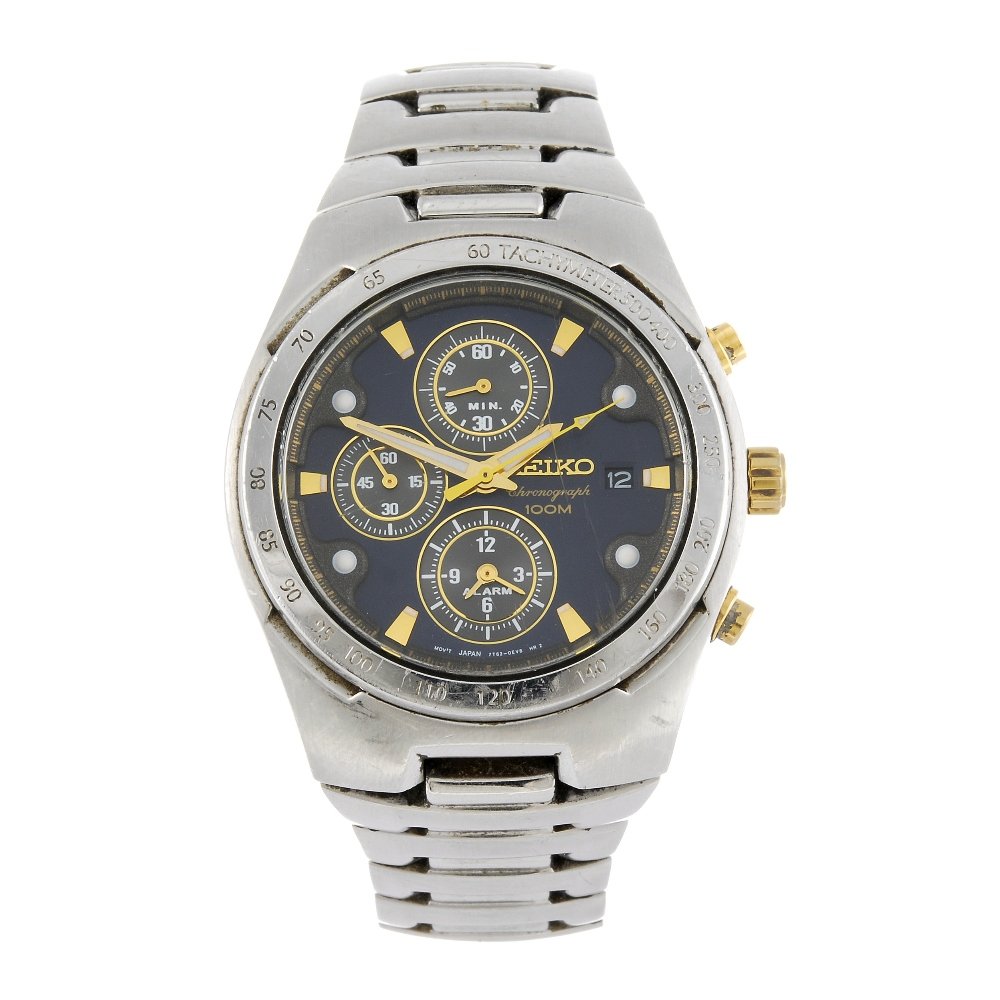SEIKO - a gentleman's chronograph bracelet watch.: SEIKO - a gentleman's chronograph bracelet watch. Numbered 3D0735. Signed quartz calibre 7T62A. Blue dial with date aperture to three, subsidiary recorder dials to six, nine and twelve. Calibrated bez