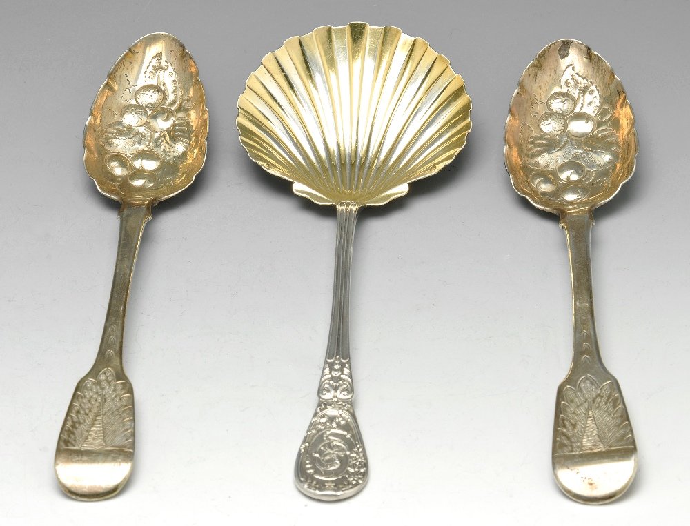 A pair of George IV berry spoons & assorted other flatw: A pair of George IV silver table spoons in Fiddle pattern, with engraved decoration to terminals and embossed fruit motifs to each bowl, hallmarked John William Blake, London 1825. Together with a Fre