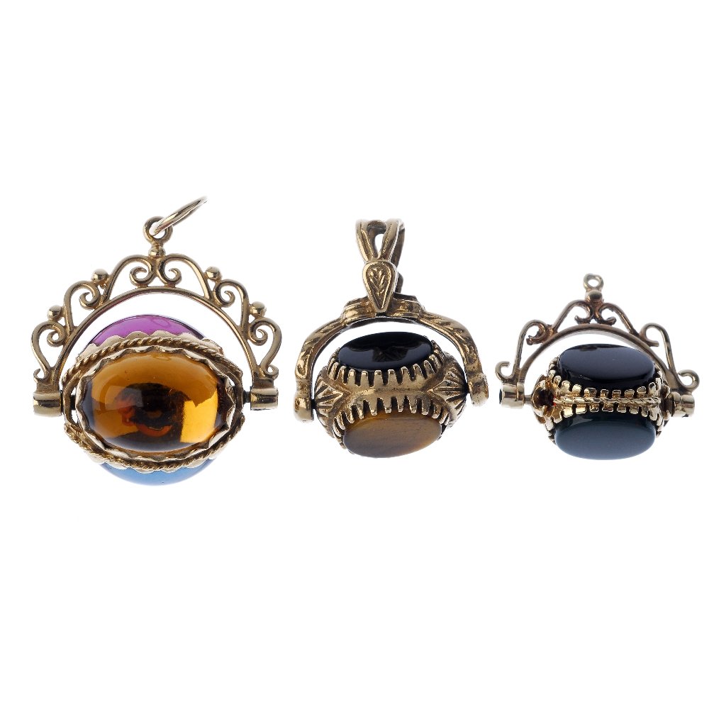 A selection of three swivel fobs.: A selection of three swivel fobs, to include a 9ct gold bloodstone, carnelian and onyx fob, together with two similarly designed hardstone and paste fobs. Two with hallmarks for 9ct gold. Lengths 1.8