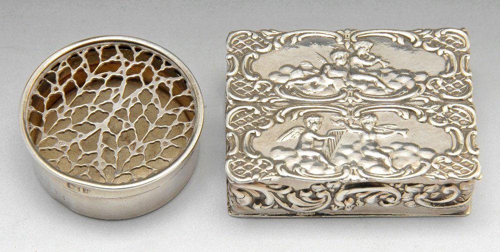 Two pill boxes and two needle cases.: Two modern silver pill boxes, to include a rectangular shaped box depicting putti playing musical instruments and a circular shaped box with openwork lid, together with two needle cases. Gross weight