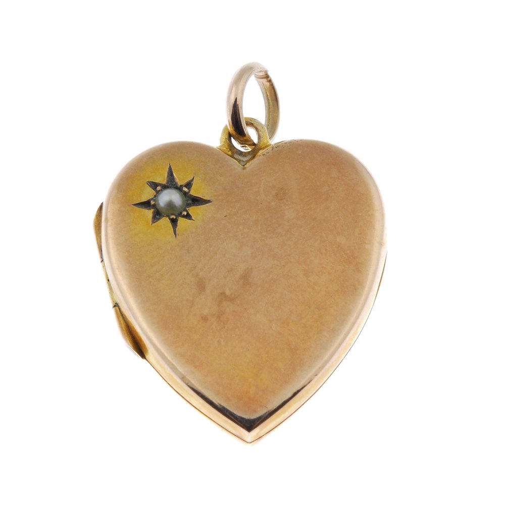 An early 20th century 9ct gold heart locket. (1 of 3)