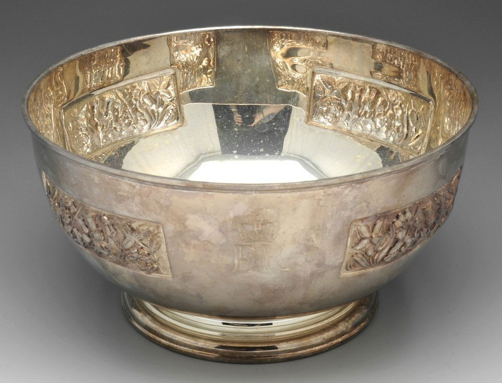 A large 1970's silver jubilee commemorative silver bowl (1 of 8)
