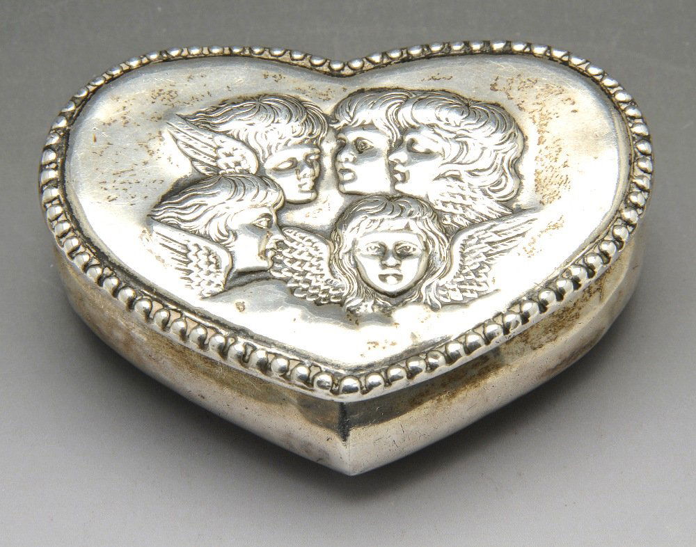 A late Victorian trinket box & trinket dish & a pair of (1 of 10)