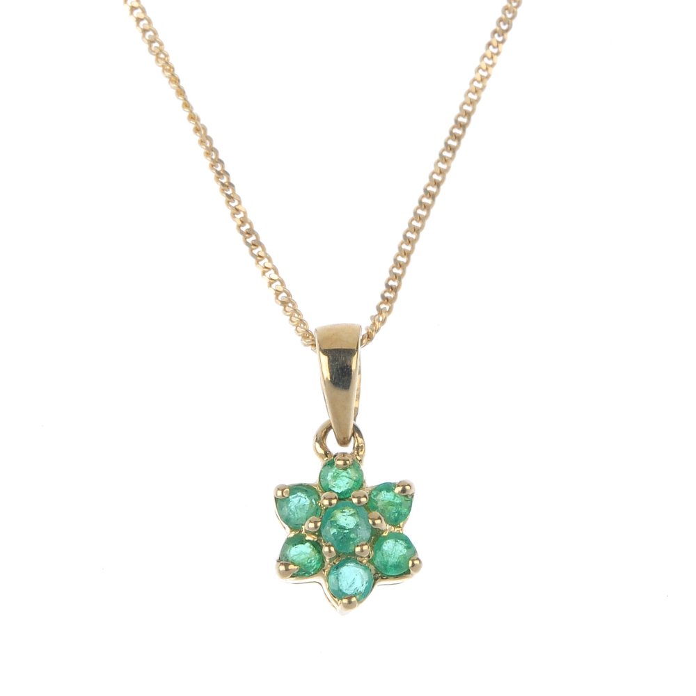 Two emerald pendants, with a chain. (1 of 4)