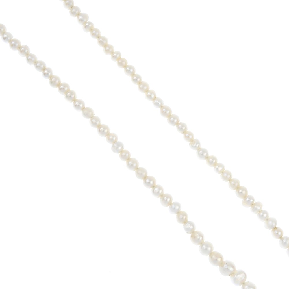 A natural pearl single-row necklace. (1 of 4)