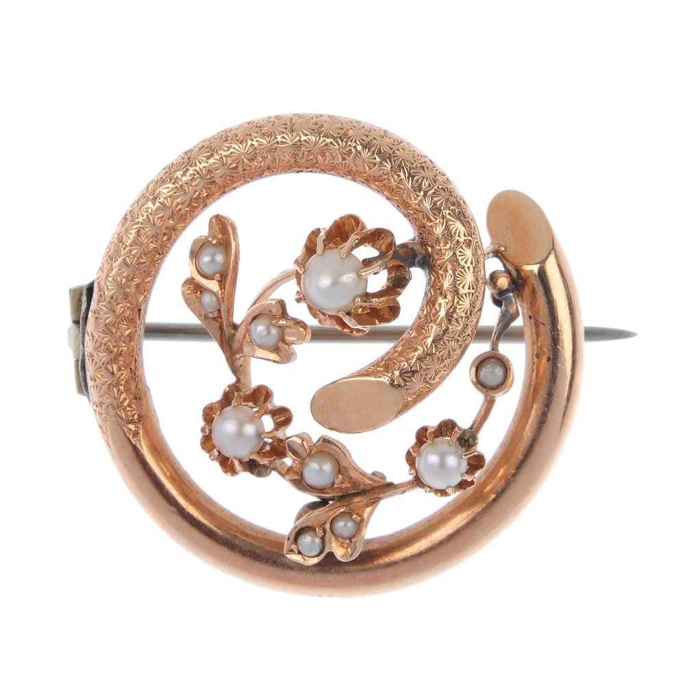 An early 20th century gold split pearl brooch. (1 of 2)