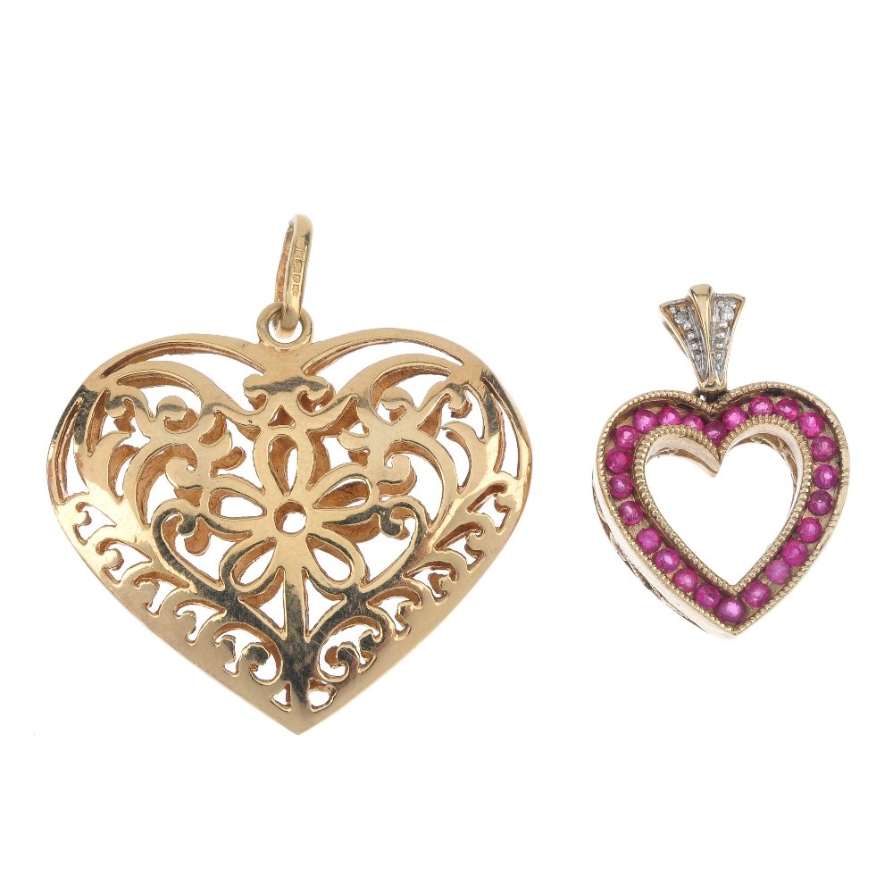 Two 9ct gold pendants. (1 of 2)