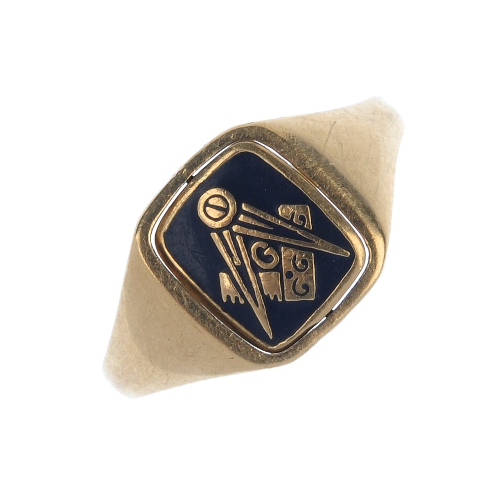 A 9ct gold Masonic enamel swivel ring. (1 of 4)